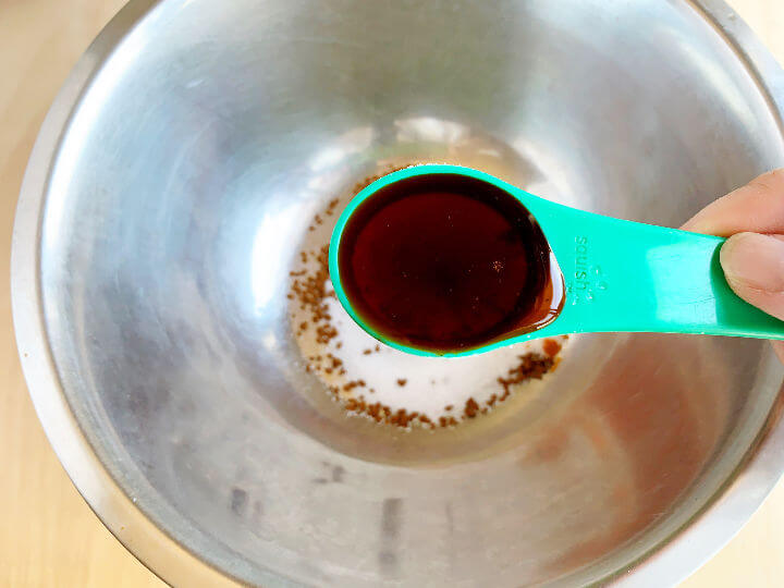 brewed thai tea in spoon