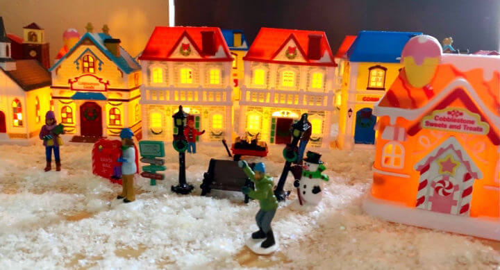 Cobblestone Corners Christmas Village lights